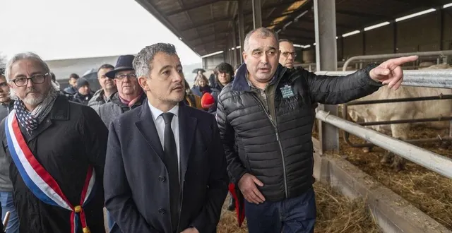 photo  samuel gillard fait visiter sa ferme de 300 bovins à gérald darmanin, ministre de la justice, ici accompagné du député sarthois et agriculteur, éric martineau.  &copy;  mathieu pattier / ouest france 