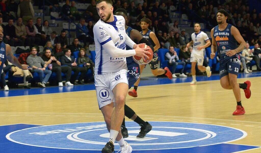 Basket. N1M : Quimper se remobilise et s’impose largement sur le parquet de Tours . Sport – Maville.com Laval