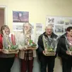 photo  didier chevalier et odile david ont félicité les personnes qui ont participé au concours des maisons fleuries (sur huit, quatre étaient présentes). 