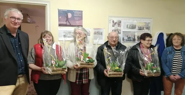 photo  didier chevalier et odile david ont félicité les personnes qui ont participé au concours des maisons fleuries (sur huit, quatre étaient présentes).  &copy;  co 