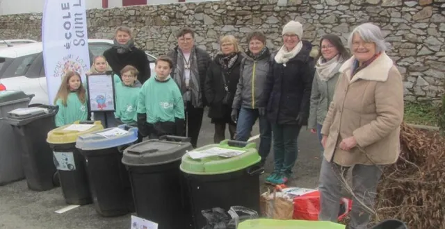 photo  les quatre élèves élus écodélégués par leurs camarades, accompagnés du directeur de l’école hugues boivin (à gauche), et des représentants de l’association les bouchons de l’espoir 49, antenne de candé, et sa coprésidente chantal séjourné (au centre), devant les bacs de collecte.  &copy;  ouest-france 