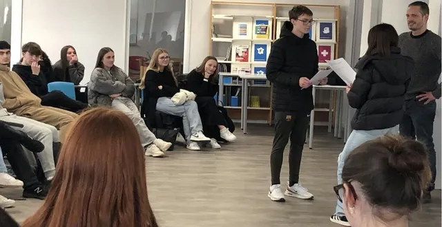 photo  parler, lire et jouer des textes au cdi du lycée napoléon, avant un spectacle de théâtre.  &copy;  ouest-france 