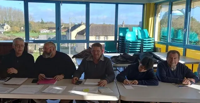 photo  le bureau de l’association avec, au centre, étienne bouglé, son président et le jeune martin, représentant de l’école de pêche  &copy;  ouest-france 