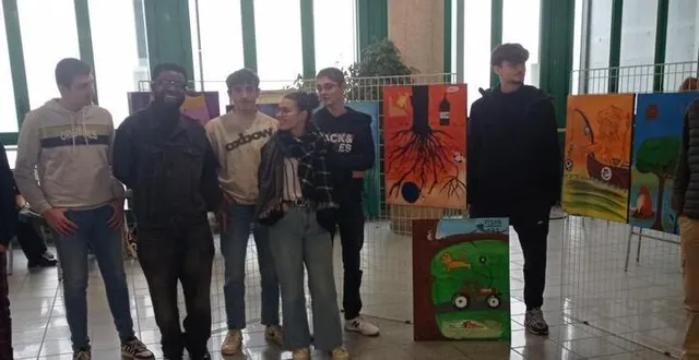 photo  micah van loock, enseignant en éducation socioculturelle (à gauche), en compagnie de l’artiste intervenant dady nkanga et quelques-uns des 23 élèves de la classe, au cœur de l’exposition.  &copy;  ouest-france 