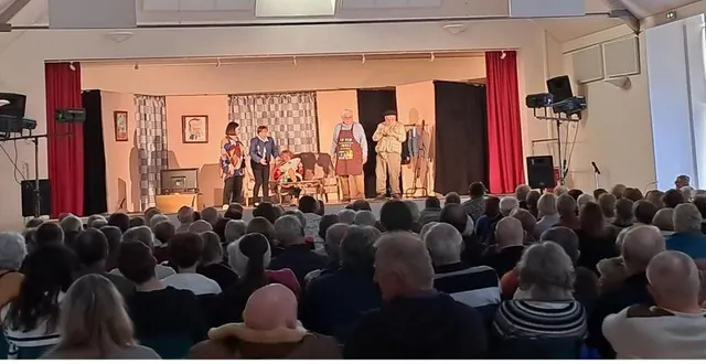 photo  les baladins de l’huisne étaient sur les planches, dimanche dernier, dans la comédie régie par dominique vimare. cette troupe d’yvré-l’évêque de 35 adhérents fait jouer douze à quinze acteurs bénévoles sous la présidence de jacques belet. le public était au rendez-vous. c’était la première de la saison et la troupe qui s’est bien approprié la pièce, proposée par le comité de jumelage. 150 spectateurs se sont divertis à la salle gaston-langevin.  &copy;  ouest-france 