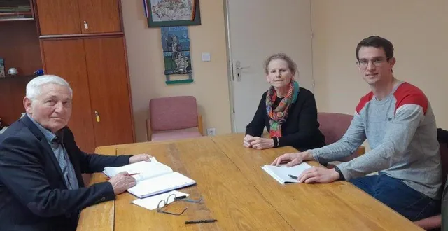 photo  marcel mortreau, maire, chantal pinel (ccas), guillaume vaidie, kinésithérapeute.  &copy;  le maine libre 