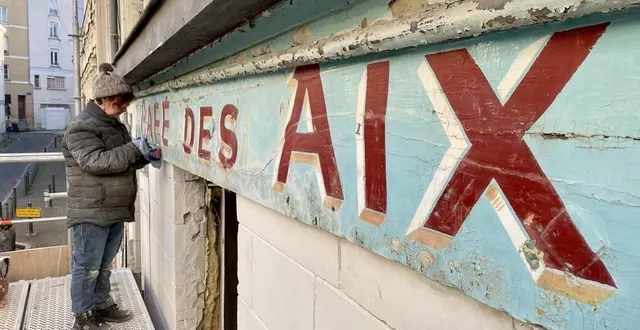 photo  angers, rue des aix, 13 janvier 2025. christine grenouilleau va restaurer l’enseigne de l’ancien café des aix en plusieurs temps d’ici mars. une opération prescrite par l’architecte des bâtiments de france dans ce secteur désormais régi par un plan de sauvegarde et de mise en valeur.  &copy;  co – anthony pasco 
