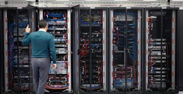 photo  plusieurs data centers dédiés à l’intelligence artificielle seront implantés en france à partir de 2025. ici à nuremberg dans un data center le 19 novembre, en allemagne (photo d’illustration).  &copy;  daniel karmann / dpa picture-alliance via afp 