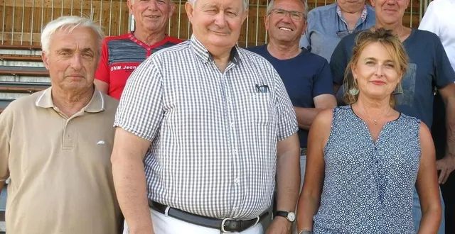 photo  jean-françois lescop (au centre) avec l’équipe de l’hippodrome de sillé-le-guillaume en 2022.  &copy;  archives le maine libre 