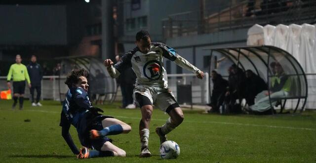 photo  wadjy guebou (en blanc), buteur pour ploërmel.  ©  maxime ducastel 