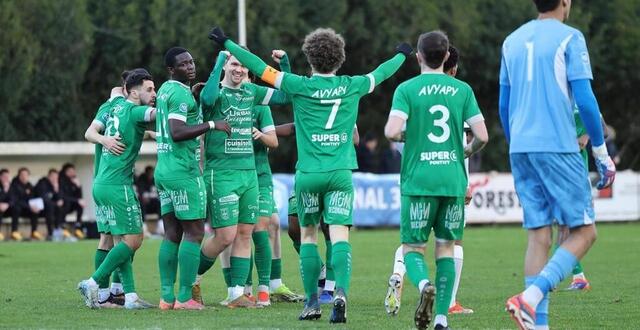 photo  après avoir délivré la balle pour l’ouverture du score par antoine héquet (9), le captiaine pontivyen, yoann le gal (7) inscrira ensuite le second but synonyme de victoire face aux rennais.  ©  pascal granger 