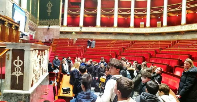 photo  les élèves en option citoyenne au collège les fontaines ont visité l’assemblée nationale.  &copy;  co 