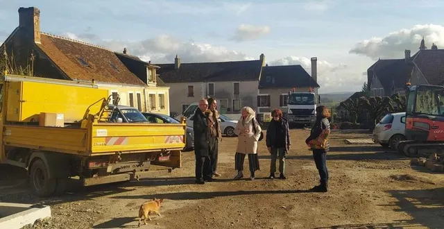 photo  des habitants dubitatifs face au chantier.  &copy;  ouest-france 