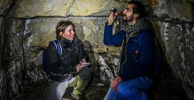 photo  manuel et morgane emmènent leur groupe dans des petites cavités, cachées mais plutôt faciles d’accès.  &copy;  le maine libre - yvon loué 