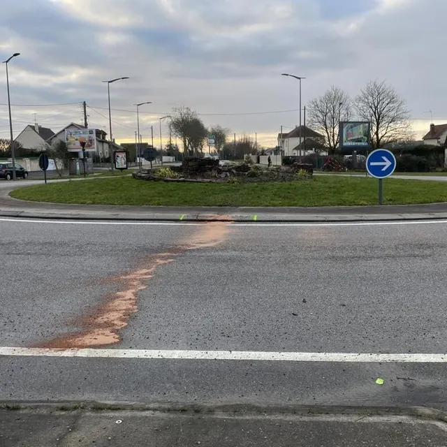 photo venant d’argentan, la voiture a fait un tout droit et a traversé le rond-point faisant la jonction entre la rocade et la route de mauvaisville.  ©  ouest-france