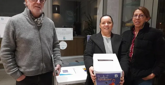 photo  jean-yves le bars, maire de bellevigne-en-layon, bérangère dolbeau, conseillère municipale et nathalie galand, adjointe à la citoyenneté.  &copy;  co 