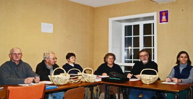 photo  au premier plan, les paniers en bourdaine réalisés ou en cours de réalisation par certains membres.  &copy;  ouest-france 
