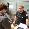 photo  julien dumans, formateur sécurité au centre de détention de coulaines, présente aux élèves les différents métiers qui existent dans le milieu pénitentiaire. 