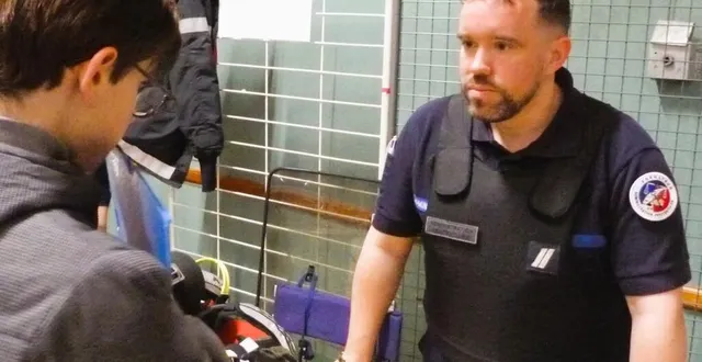 photo  julien dumans, formateur sécurité au centre de détention de coulaines, présente aux élèves les différents métiers qui existent dans le milieu pénitentiaire.  &copy;  ouest-france. 