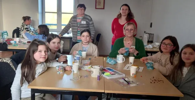 photo  l’atelier couture du mercredi. au fond, pull rouge, astrid malherbe.  &copy;  ouest-france 