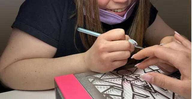 photo  l’art de dessiner sur les ongles avec pacéfie.  &copy;  ouest-france 