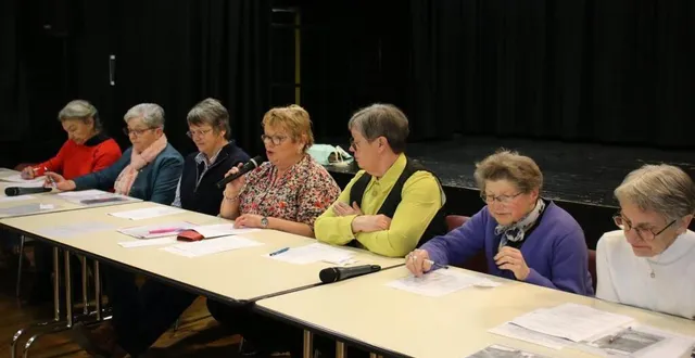 photo  maryline sangleboeuf, (au centre), accompagnée à sa gauche de ghislaine lanos, et de nadine dégardin, (à sa droite), représentante du club de secteur les portes du maine et des membres du bureau.  &copy;  ouest-france 