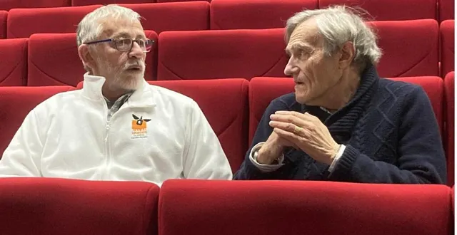 photo  gérard sortant, président de familles rurales, qui gère les séances de cinéma au pax, et jean-françois goujon, réalisateur.  &copy;  ouest-france 