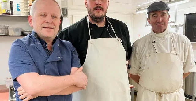 photo  de gauche à droite : serge éon, ses employés romain et jérôme.  &copy;  le maine libre 