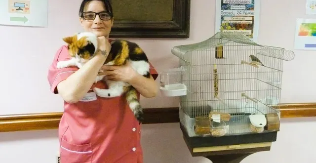 photo  laurence, aide soignante apprécie d’avoir les compagnons à poils et à plumes pour distraire les résidents.  &copy;  ouest-france 