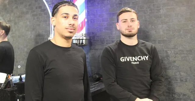 photo  renaud derouet et antonin chassevent, deux coiffeurs de 20 ans du salon krys barber de la flèche (sarthe), vont coiffer gratuitement des enfants en côte d'ivoire.  &copy;  ouest-france 