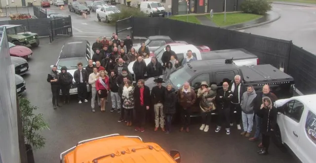 photo  les adhérents d’amf 49 se sont rassemblés avec bon nombre de voitures américaines qu’ils ont stationnées dans la cour, mais aussi sur les parkings extérieurs.  &copy;  dr 