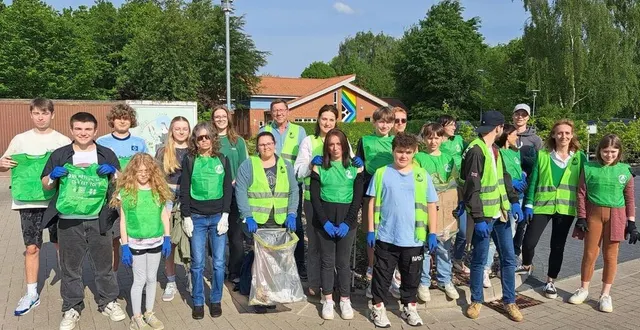 photo  des jeunes engagés pour l’environnement, entre ramassage de déchets et échanges inspirants.   &copy;  le maine libre 
