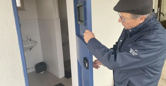 photo  à juigné-sur-loire, après des dégradations, deux des trois toilettes publiques sont désormais réservées à ceux qui fréquentent les clubs de boule de fort et de pétanque. la troisième est fermée.  &copy;  ouest-france 