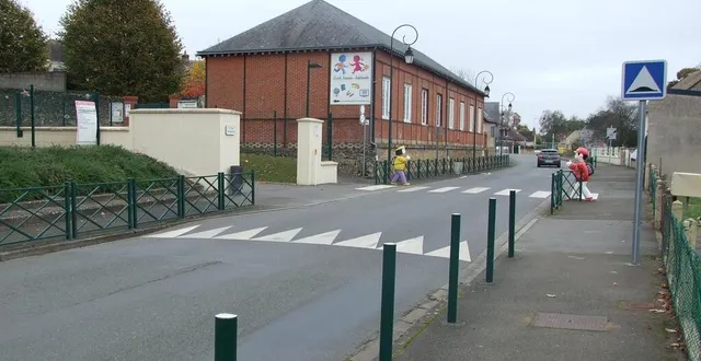 photo  les figurines signalant des traversées d’écoliers devront être remplacées, dans les communes de sainte-corneille et montfort-le-gesnois.  &copy;  ouest-france 