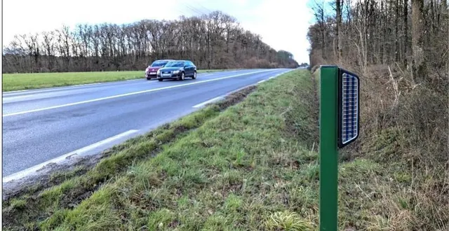 photo  des réflecteurs de ce type vont être installés le long de la rd323, près de durtal, en maine-et-loire. ils doivent empêcher les animaux sauvages de traverser la chaussée à l’approche d’un véhicule.  &copy;  cd49 