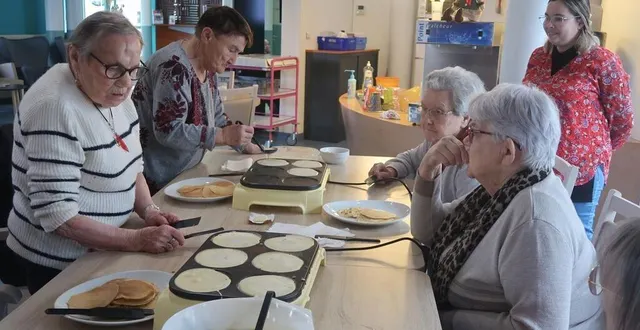 photo  mazé, le 3 février 2025. ce lundi matin, c’est atelier crêpes à l’ehpad jeanne-delaoune. pour l’occasion, hélène viau (deuxième à partir de la gauche) s’est jointe aux résidentes.  &copy;  co – agathe le nueff 