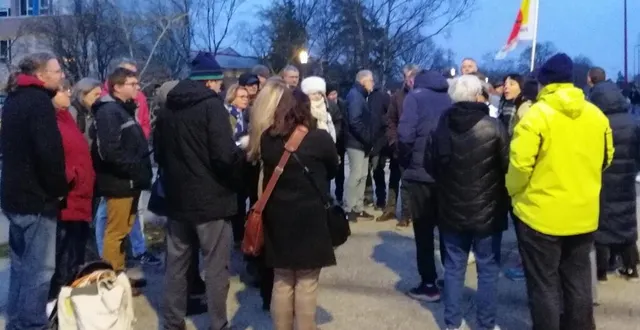 photo  plusieurs personnes se sont réunies devant le lycée napoléon pour soutenir cet enseignant. mais le motif de la suspension dénoncée par ces participants est contredit par plusieurs sources.  &copy;  photo transmise par un participant au rassemblement 