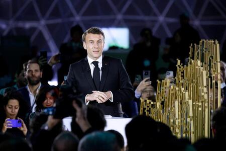 photo Répondant au « drill baby drill » de Donald Trump (en référence aux puits de pétrole), Emmanuel Macron a annoncé un « Plug, baby, plug » (« Branche-toi, bébé, branche-toi ») à la française. Ludovic MARIN / AFP 