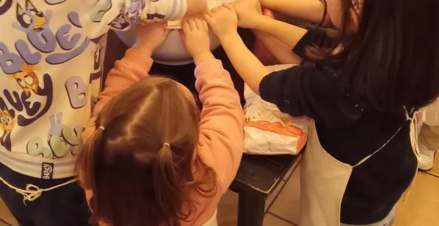 photo  les élèves pétrissent et fabriquent leur pain.  &copy;  co 