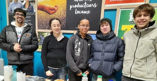 photo  vincent cousseau, animateur jeunesse au centre socioculturel des coteaux du layon, noémie, loan, elioth et tom.  &copy;  co 