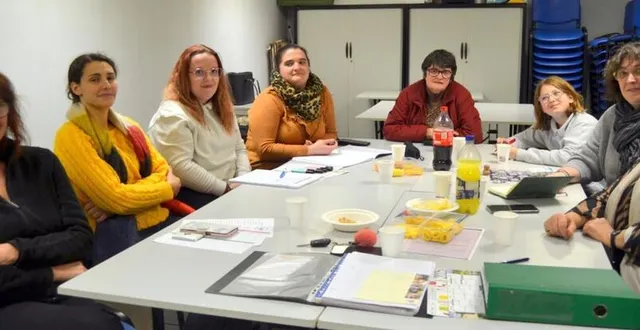 photo  le nouveau bureau avec la présidente au premier rang à gauche.  &copy;  le maine libre 