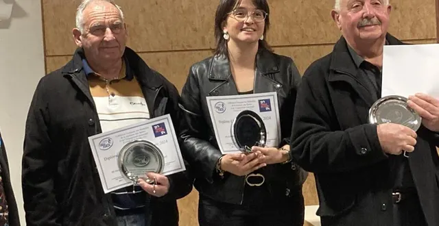 photo  ces trois bénévoles ont reçu une médaille venue saluer leur « investissement sans limite ».  &copy;  le maine libre 