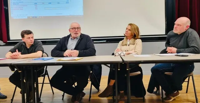 photo  le président du comice maine cœur de sarthe, didier duluard, entouré du président du comice neuville 2025, nicolas foucault et de la maire, véronique cantin.  &copy;  le maine libre 