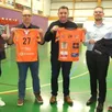 photo  le président du club de handball, jean-marie boby (2e à gauche) accompagné de membres du bureau, a présenté, vendredi, les nouvelles tenues des joueurs, devant 150 personnes réunies au gymnase athéna. le traditionnel tournoi grand stade se déroulera vendredi 13 juin. 