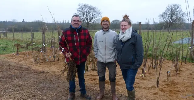 photo  fabrice jussaume, membre du jardinier sarthois de noyen-sur-sarthe en compagnie d’antoine serriere et caroline gibet.  &copy;  le maine libre 