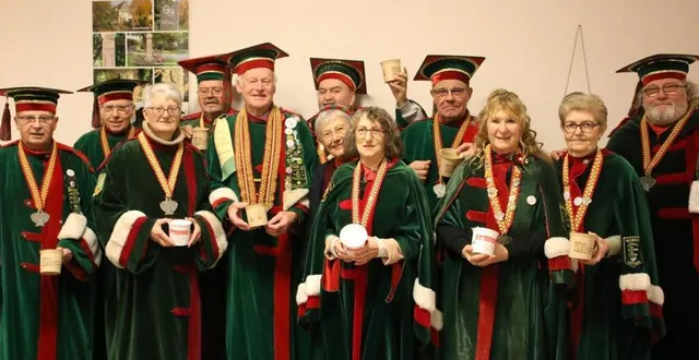 photo  jean-michel étienne, grand maistre, (3e à gauche), accompagné des hauts dignitaires de la confrérie des chevaliers des rillettes sarthoises.  &copy;  ouest-france 