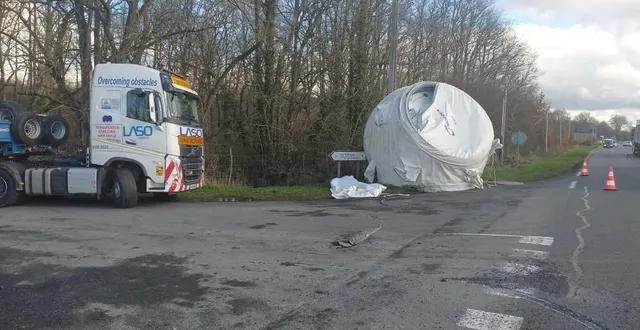 photo  un convoi exceptionnel a perdu un morceau de son chargement sur une route départementale à brossay.  &copy;  dr 