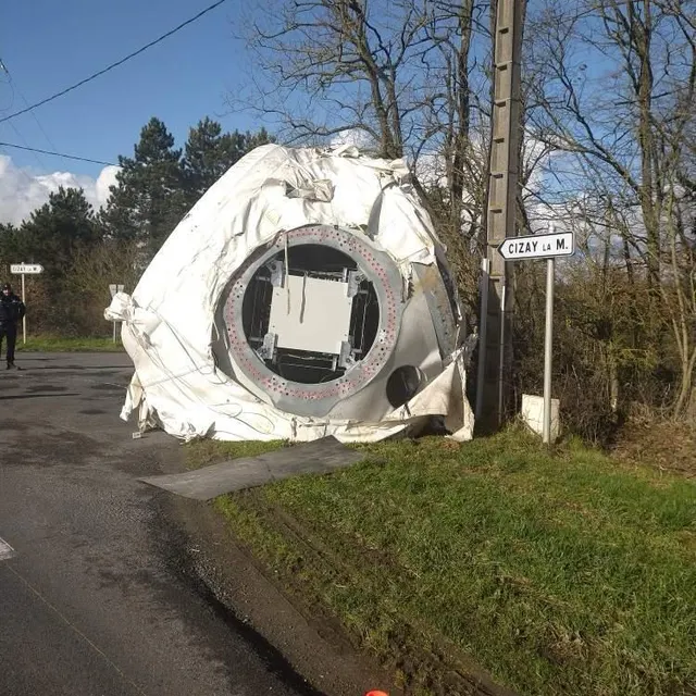 photo un convoi exceptionnel a perdu un morceau de son chargement sur une route départementale à brossay.  ©  dr