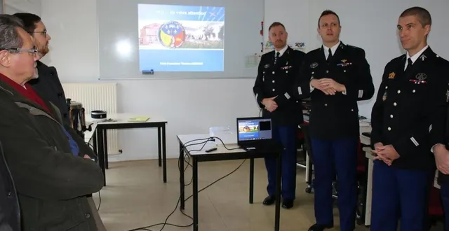photo  le colonel nicolas bracq, (2e à droite), accompagné à sa gauche du lieutenant william michon, et du commandant thomas herviou, (3e à droite), et de quentin spooner, (3e à gauche).  &copy;  ouest-france 