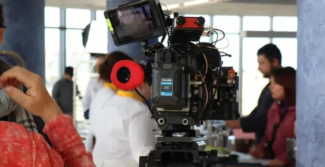 photo  le tournage d’un épisode de la série « ici tout commence », diffusée sur « tf1 », à saint-malo (ille-et-vilaine), en mars 2024.  &copy;  archives ouest-france 